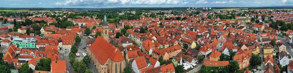 Luftbild der historischen Altstadt von Schwabach mit Blick auf die Stadtkirche St. Johannes und St. Martin. Schwabach, Mittelfranken, Bayern, Deutschland.