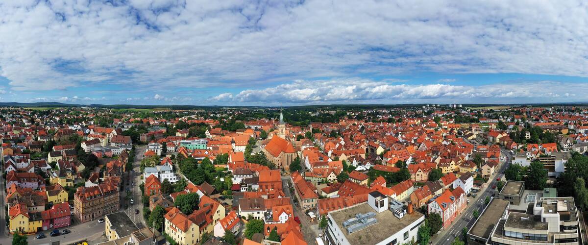 Luftbild der historischen Altstadt von Schwabach mit Blick auf die Stadtkirche St. Johannes und St. Martin. Schwabach, Mittelfranken, Bayern, Deutschland.