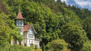 Villa, In den Hang gebauter zweigeschossiger Zweiflügelbau mit Turm, massiv verputzt und Fachwerk, überstehende Satteldächer, Turm mit Zeltdach, um 1900