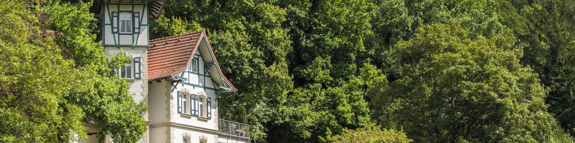 Villa, In den Hang gebauter zweigeschossiger Zweiflügelbau mit Turm, massiv verputzt und Fachwerk, überstehende Satteldächer, Turm mit Zeltdach, um 1900