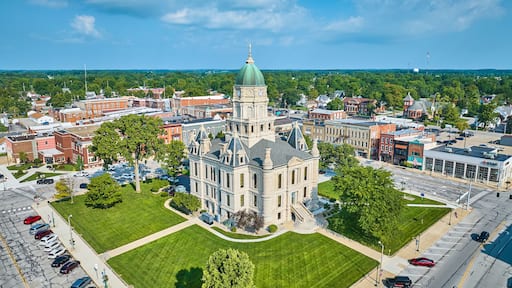 Downtown aerial view of Columbia City courthouse and shops