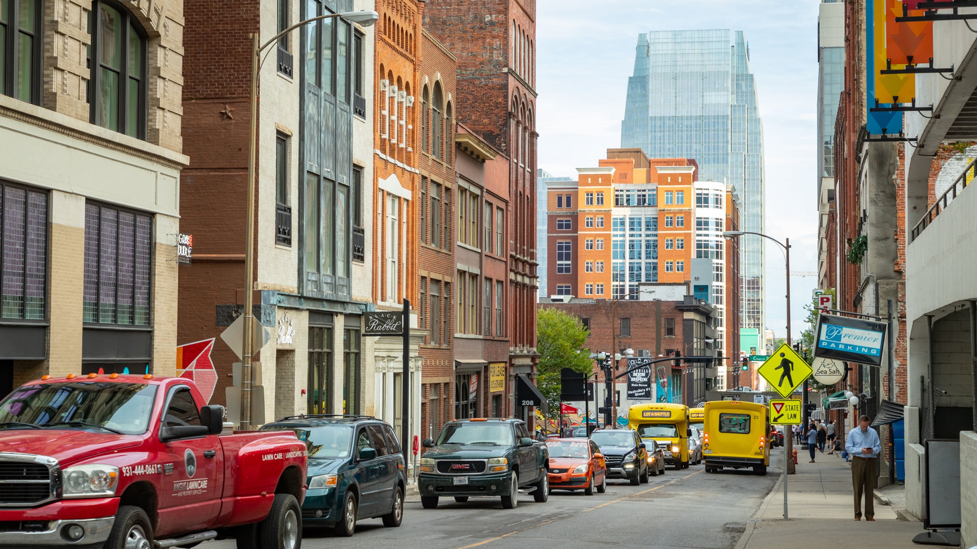 Downtown Nashville which includes a city and street scenes