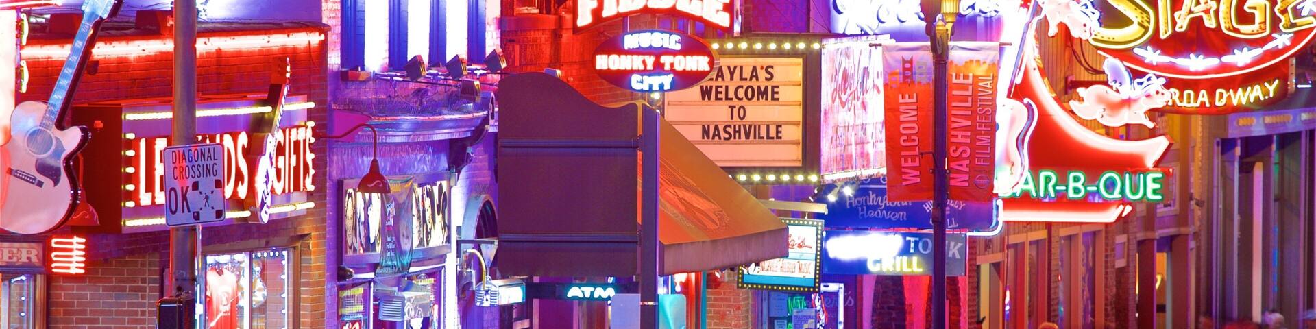 Universidad de Vanderbilt - Music Row ofreciendo escenas nocturnas, vida nocturna y señalización