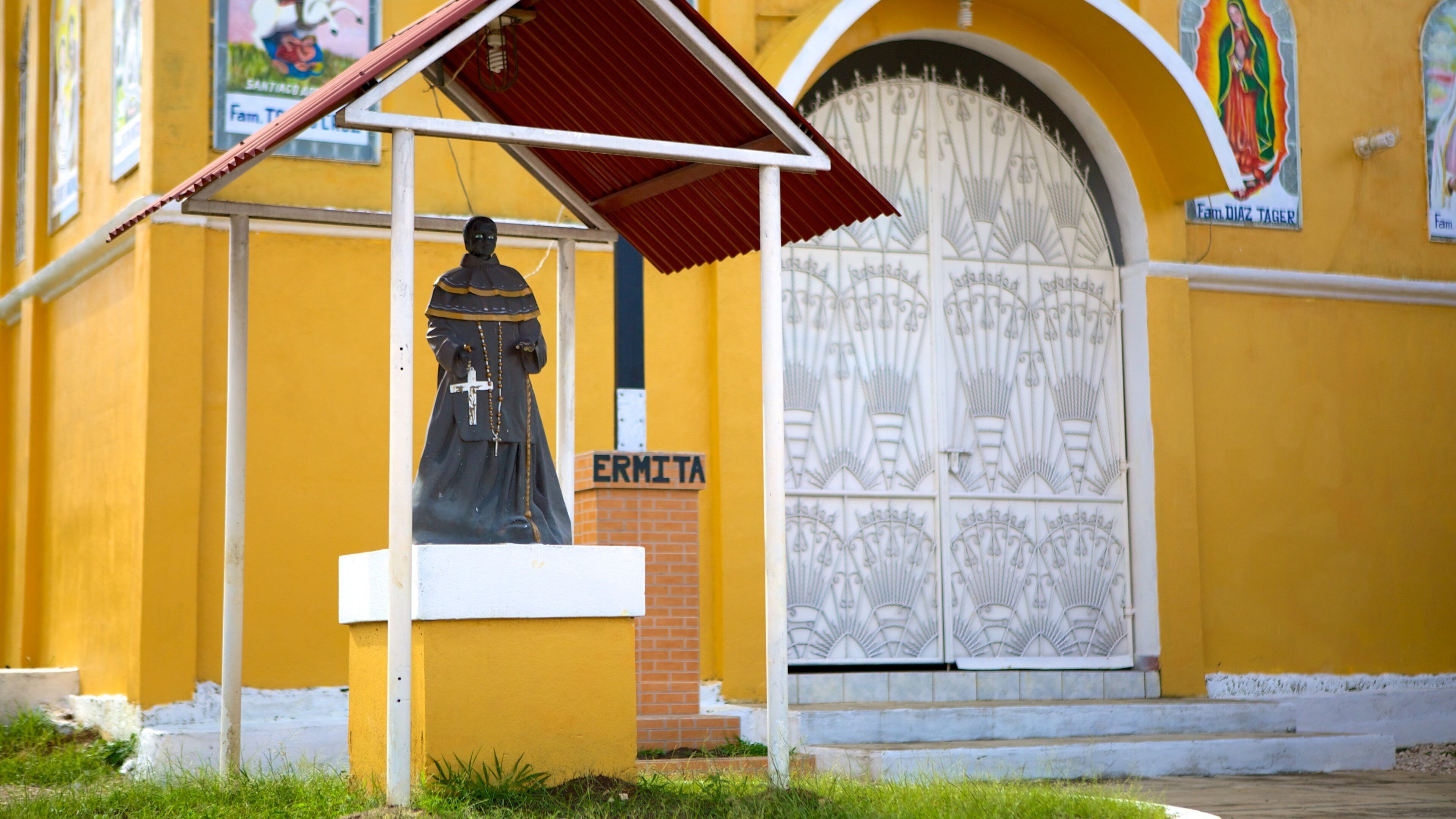Santa Elena ofreciendo una iglesia o catedral y aspectos religiosos