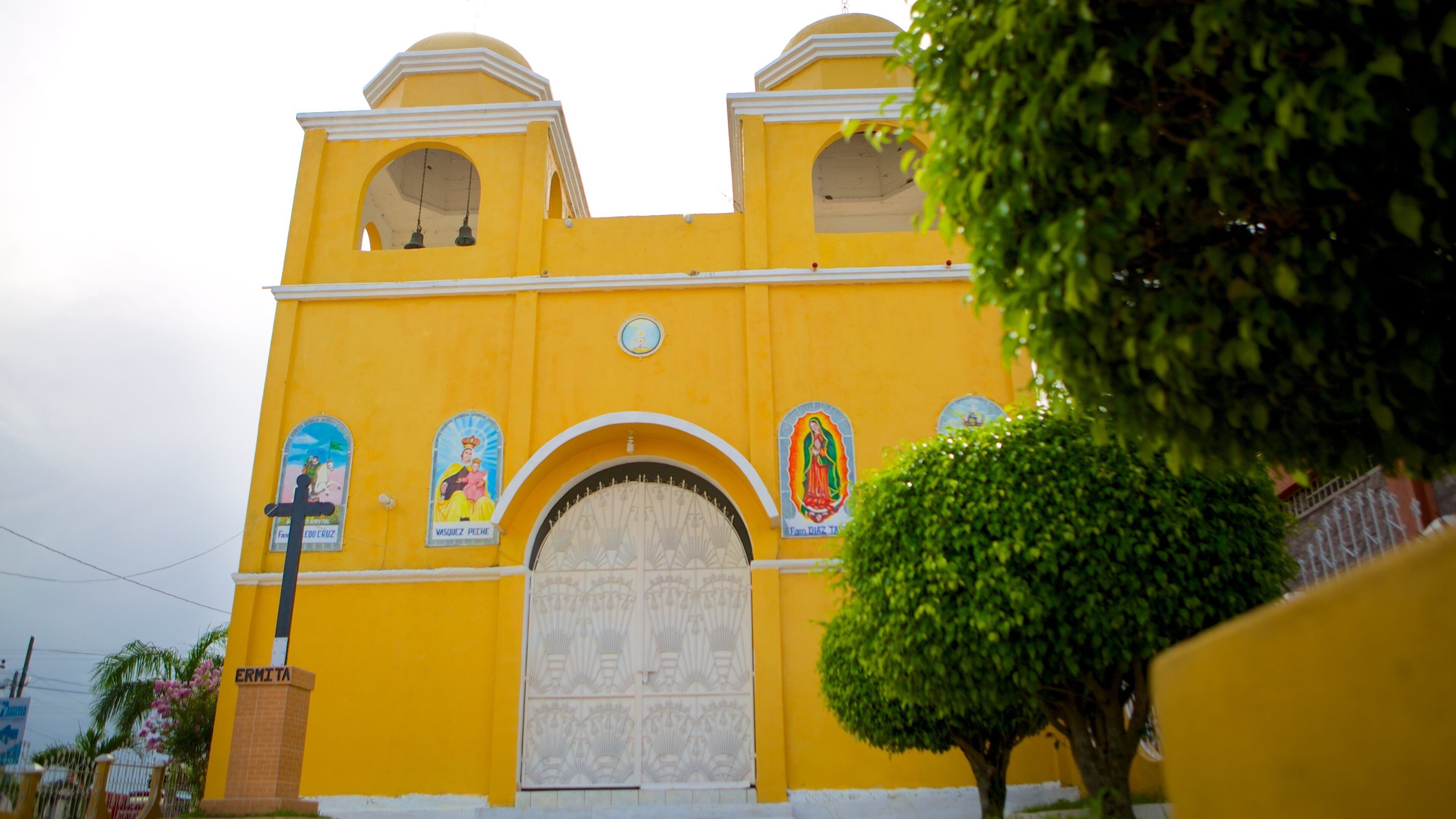 Santa Elena which includes religious elements, a church or cathedral and heritage architecture