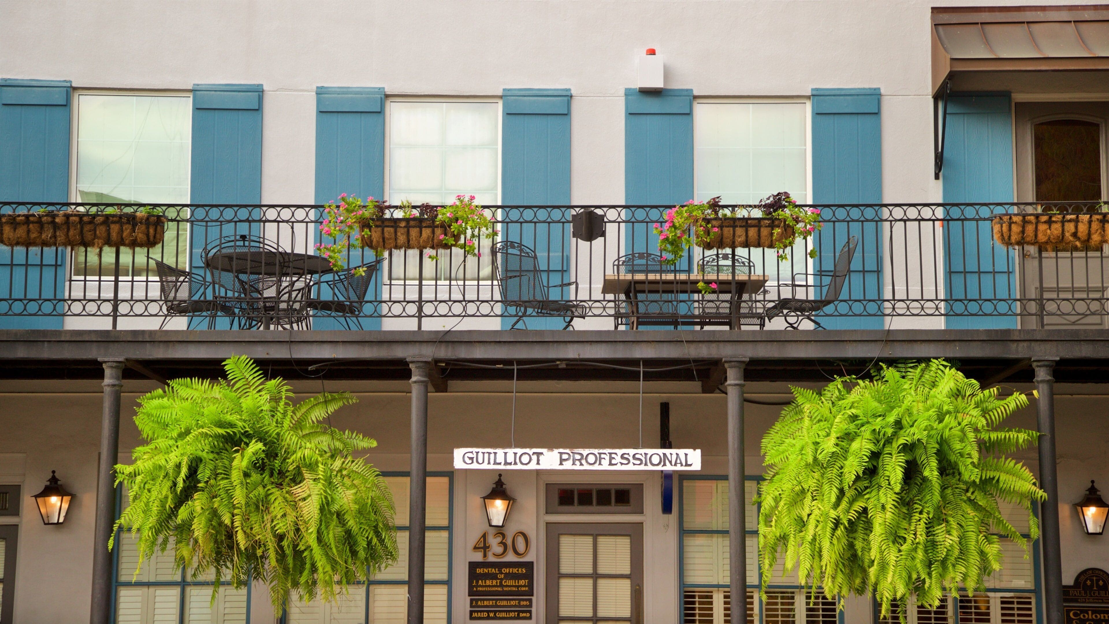 Lafayette que incluye flores y señalización