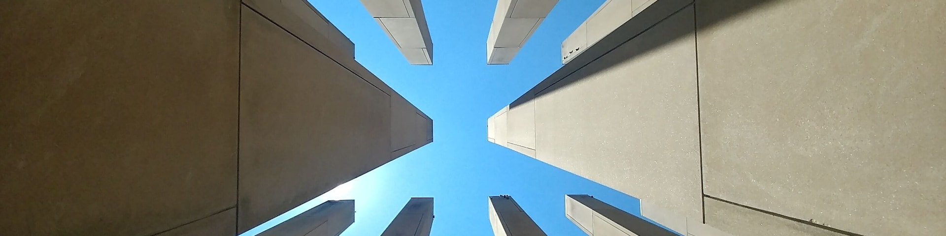 Vista de edificios altos y modernos que se unen hacia el cielo.