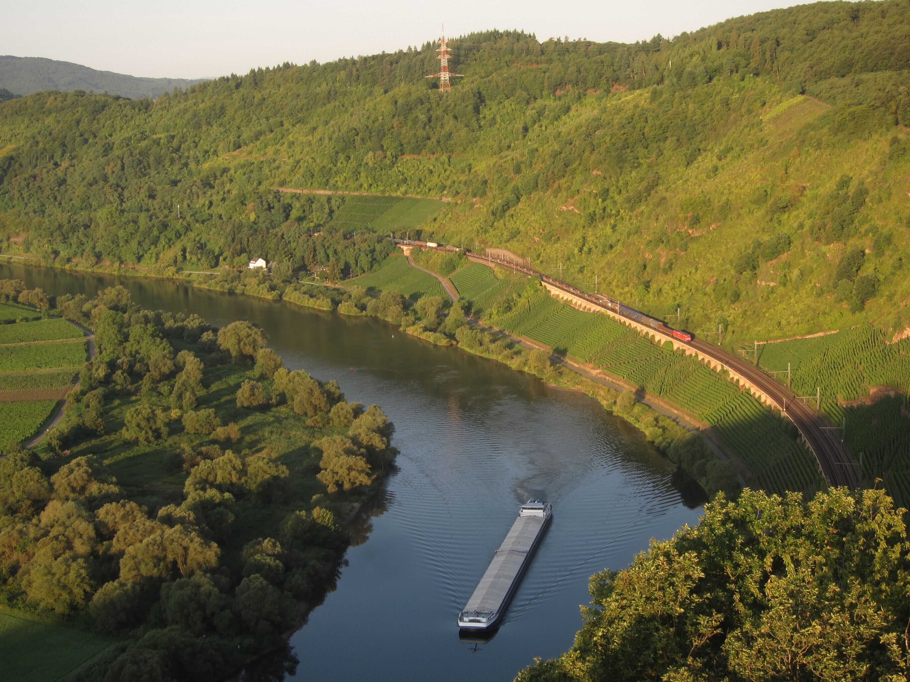 Ship and railwaytransport along the Moselriver, as seen from the Prinzenkopftower