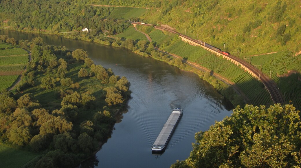 Ship and railwaytransport along the Moselriver, as seen from the Prinzenkopftower