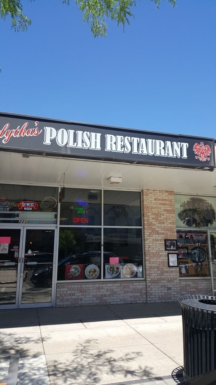 Found this place on the Main strip in Wisconsin Dells. Awsome home cooked food and fabulous service. Looking for some real food? Don't miss this place!