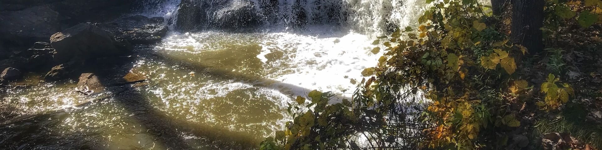 Be sure to walk the path down below to get up close and personal to the big falls, dip your toes in the water, and explore the cool sandstone formations! #minnesota #waterfalls