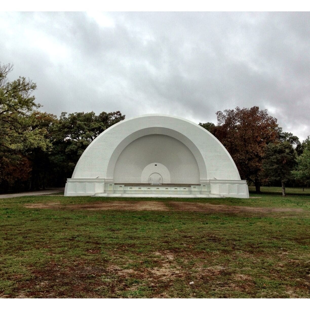 Nice city park with this very cool vintage bandshell stage. Surprisingly some big acts have performed concerts here, among them Styx and Foreigner.