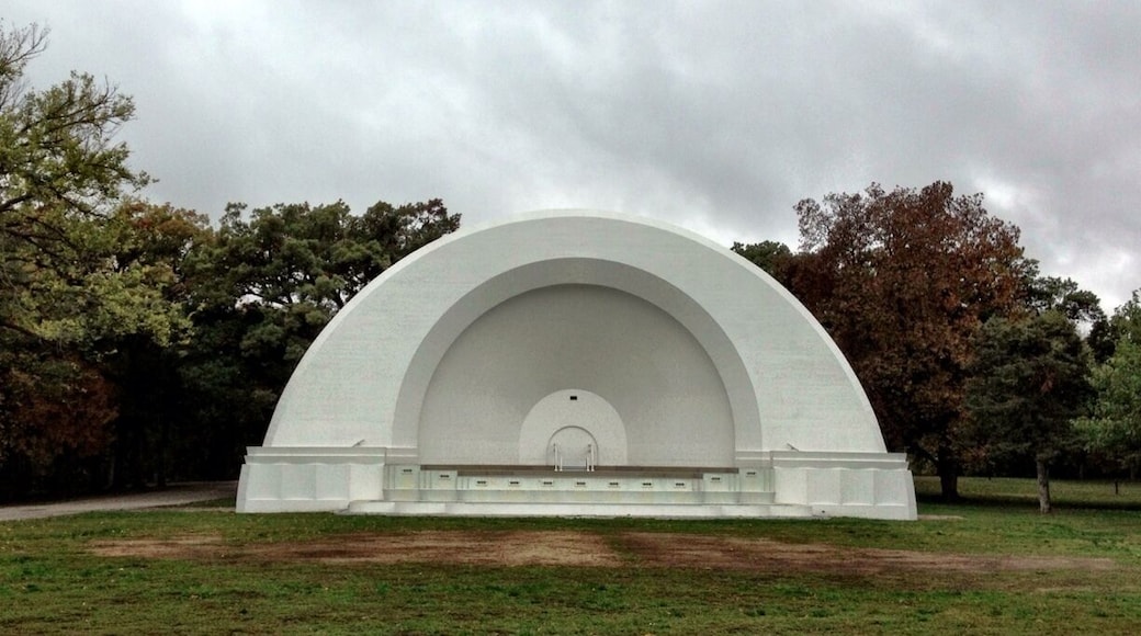 Nice city park with this very cool vintage bandshell stage. Surprisingly some big acts have performed concerts here, among them Styx and Foreigner.
