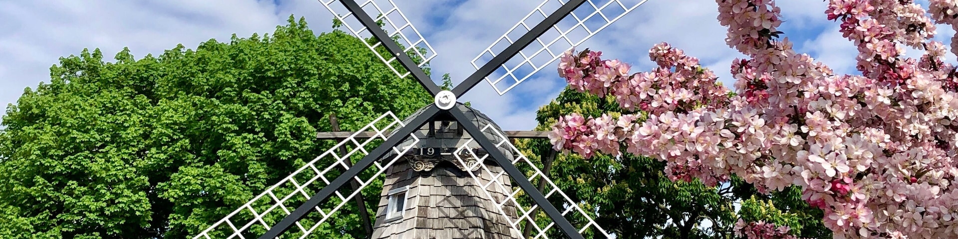 What a great little town. We stopped into Pella, Iowa, to have a few Danish pastries for breakfast. What we found was an absolutely beautiful town full of tulips and springtime blooms.