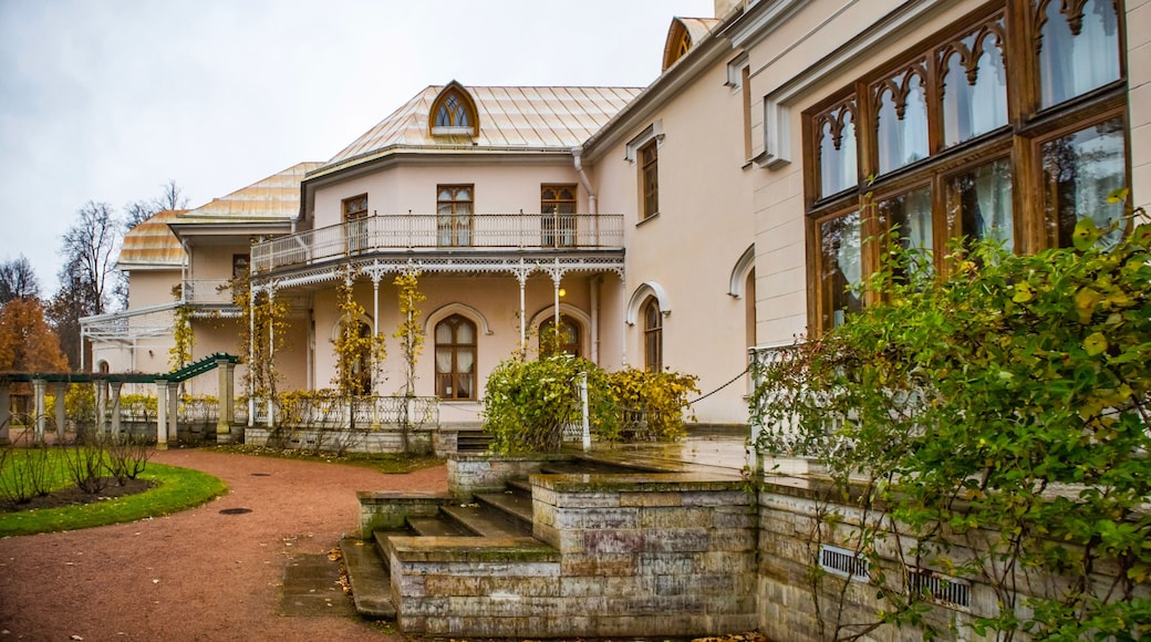 Farmer's Palace in Alexandria Park in autumn