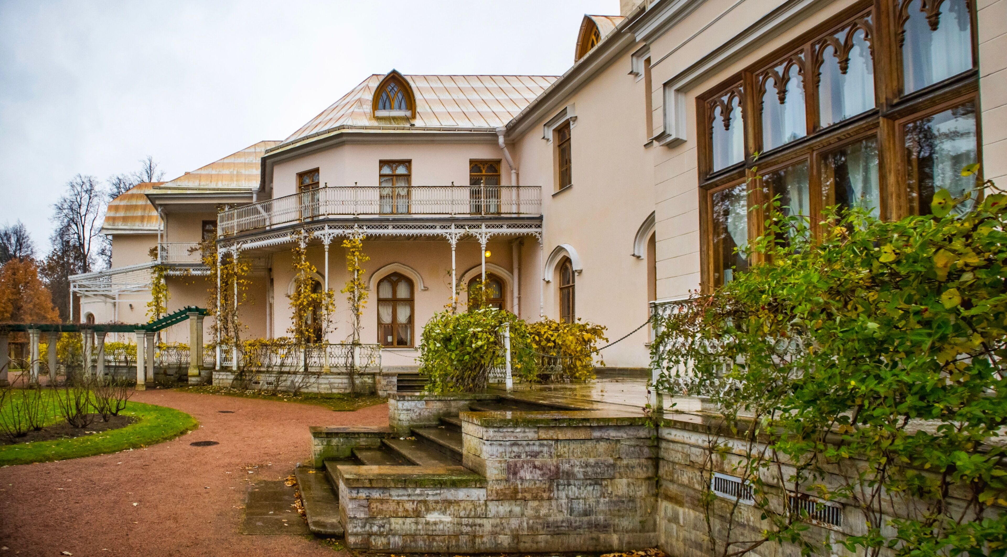Farmer's Palace in Alexandria Park in autumn