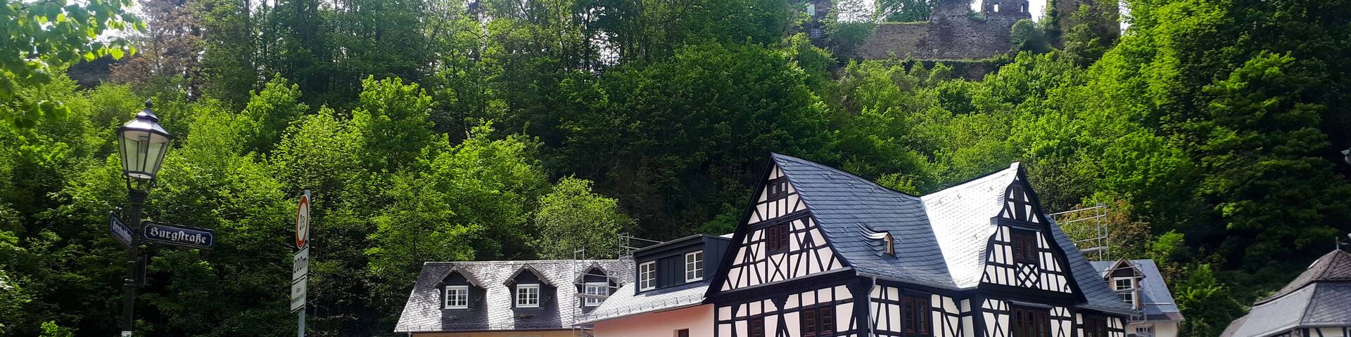 Grenzau und Burg Grenzau, ein Stadtteil von Höhr-Grenzhausen im Westerwald, Rheinland-Pfalz.