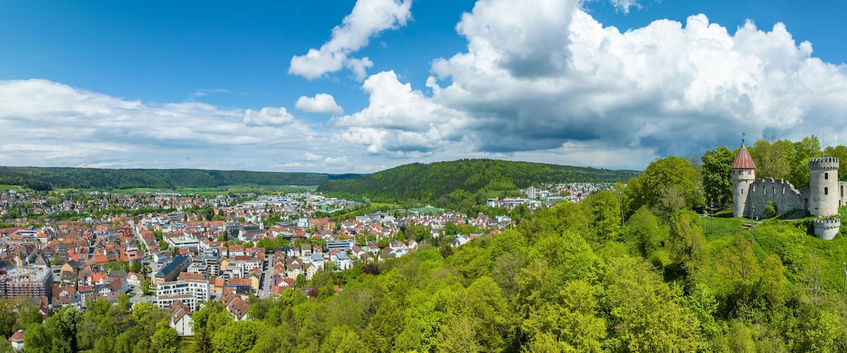 Luftbild der Burgruine Honburg auf dem Honberg, oberhalb der Stadt Tuttlingen