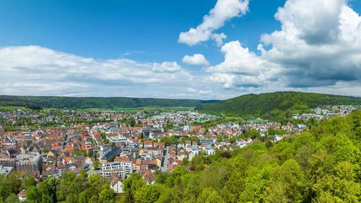 Luftbild der Burgruine Honburg auf dem Honberg, oberhalb der Stadt Tuttlingen