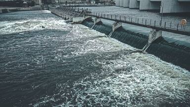 Un río con una presa y un puente.