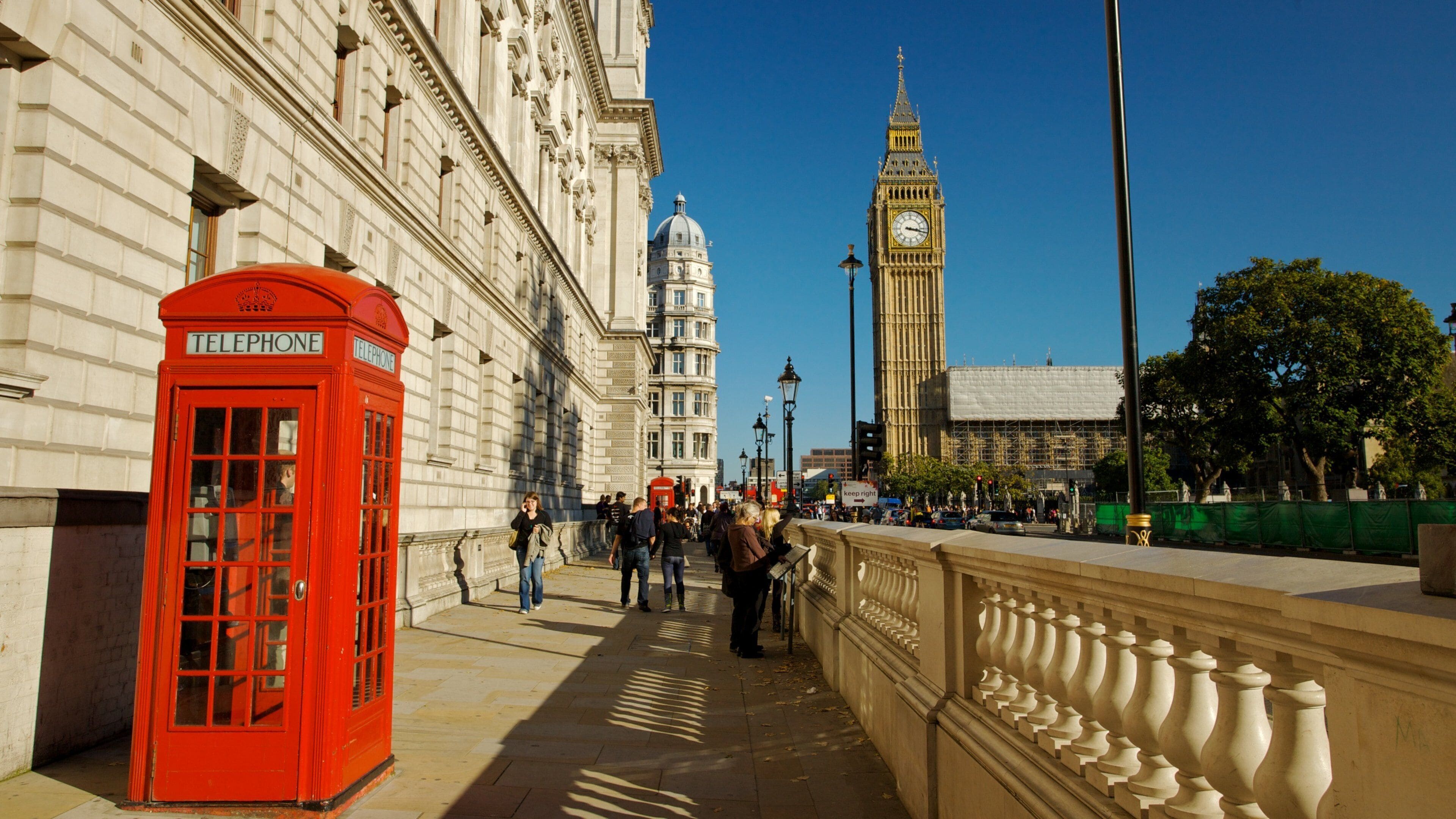 Big Ben showing street scenes, heritage architecture and a city
