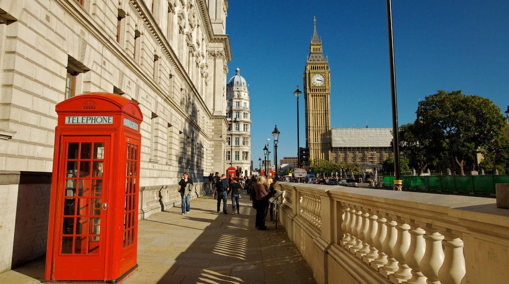 Big Ben showing street scenes, heritage architecture and a city