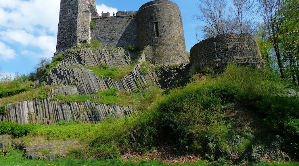 Burg Stolpen (Sachsen): die Westseite mit dem Siebenspitzenturm über dem Basaltsteinbruch