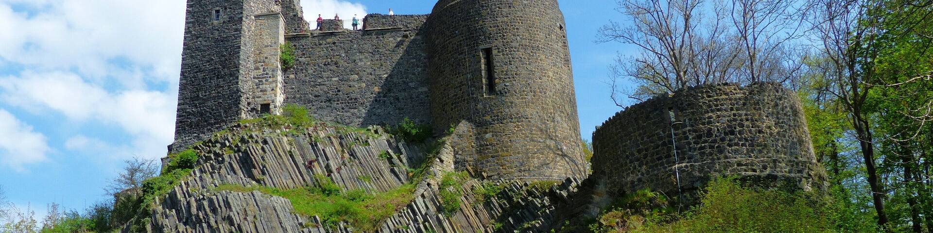 Burg Stolpen (Sachsen): die Westseite mit dem Siebenspitzenturm über dem Basaltsteinbruch