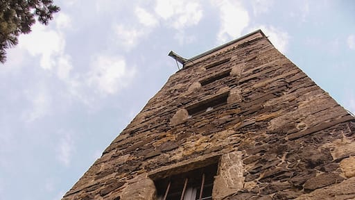"Burg Stolpen" is a castle built on top of the Schloßberg in the historical town of Stolpen.