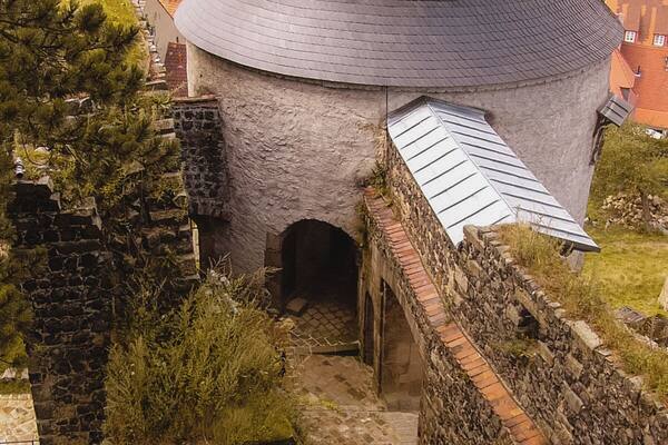 "Burg Stolpen" is a castle built on top of the Schloßberg in the historical town of Stolpen.