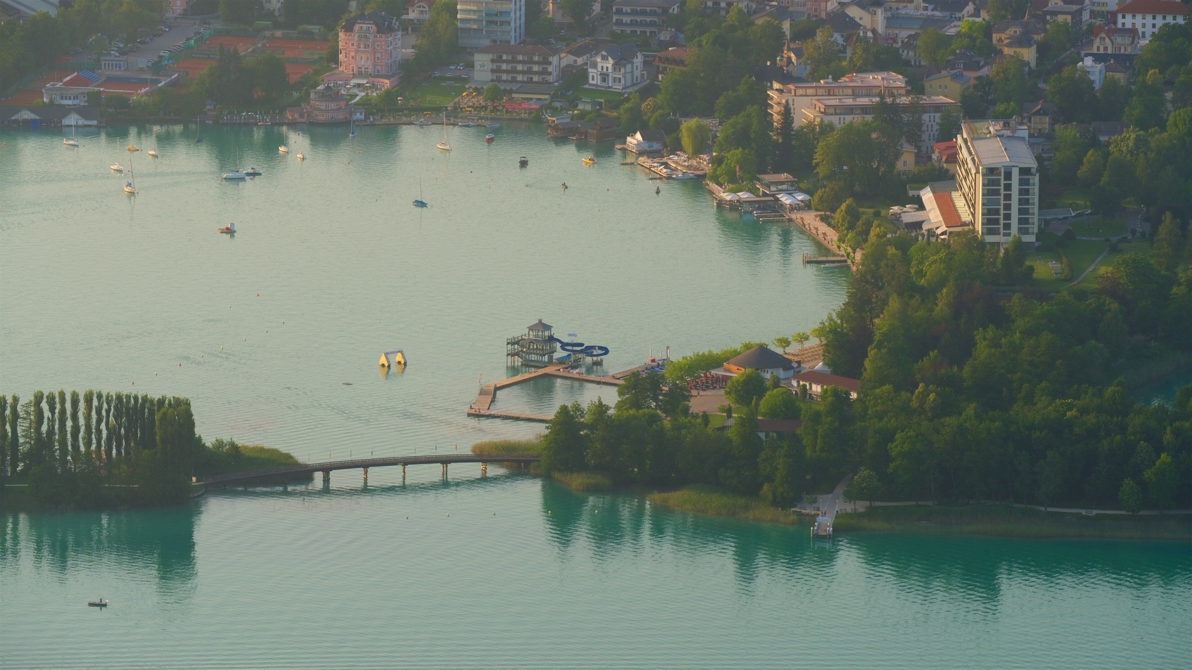 Keutschach am See som inkluderer bro, liten by eller landsby og innsjø