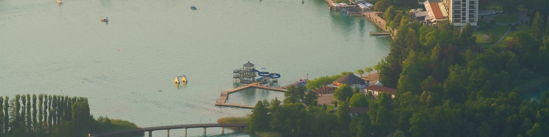 Keutschach am See mit einem Kleinstadt oder Dorf, See oder Wasserstelle und Brücke
