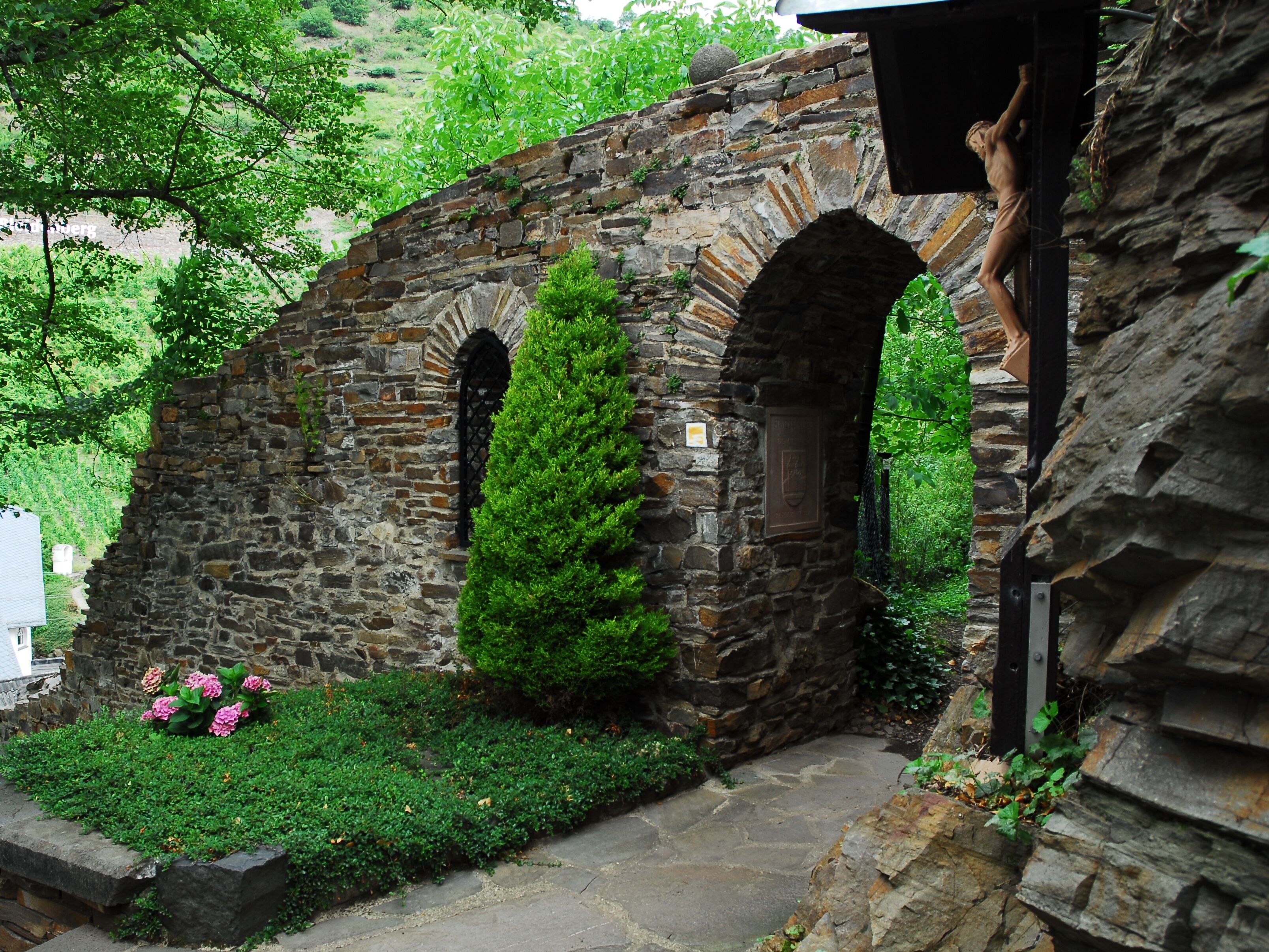 Ortsbefestigung in Alken: Reste der Stadtmauer nordöstlich des alten Orstkerns bei der alten Michaelskirche. Teil der in der ersten Hälfte des 14. Jahrhunderts begonnenen Ortsbefestigung. Sie umfasste den ganzen Ort bis zum Anschluss an die Außenanlagen der Burg; von der Befestigung außerdem erhalten: sogenannte Fallerport, Torturm mit erneuertem Fachwerkeinbau (bei Oberstraße 39), der südwestliche Eckturm (bei Moselstraße 15) und ein Torbogen (bei Bachstraße 10).
