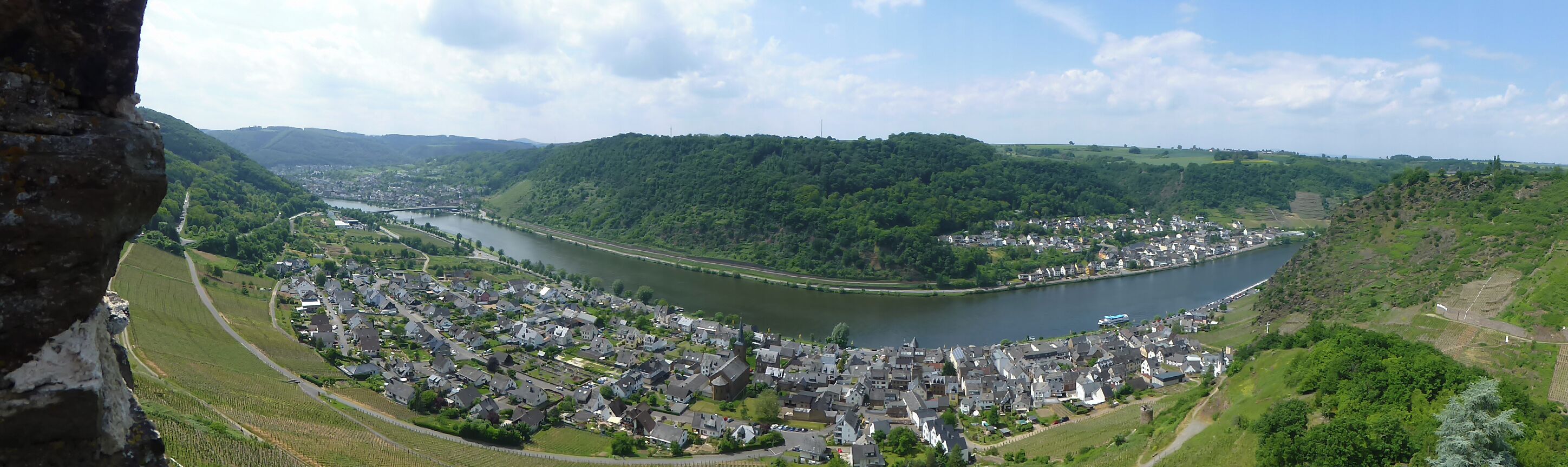 Burg Thurant; Panoramablick vom Kölner Turm auf die Mosel bei Alken