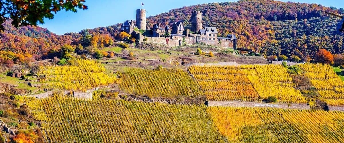 Alken
Alken is a municipality in the district of Mayen-Koblenz in Rhineland-Palatinate, western Germany.
Above the village on a hill spur stand the ruins of Thurant Castle.
#alken #thurantcastle #mosel #germany