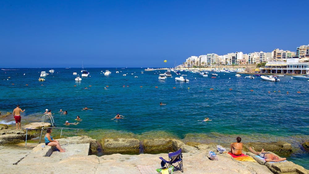 St. Paul\'s Bay mit einem FelskĂŒste, KĂŒstenort und Bucht oder Hafen