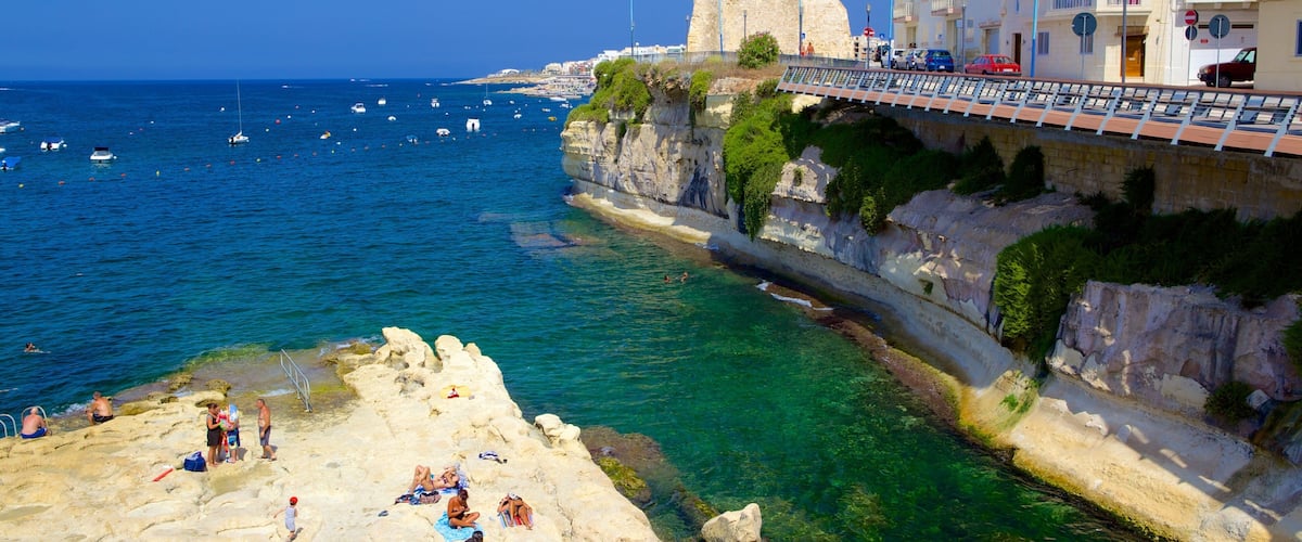 St. Paul\'s Bay mostrando una ciudad costera y costa rocosa