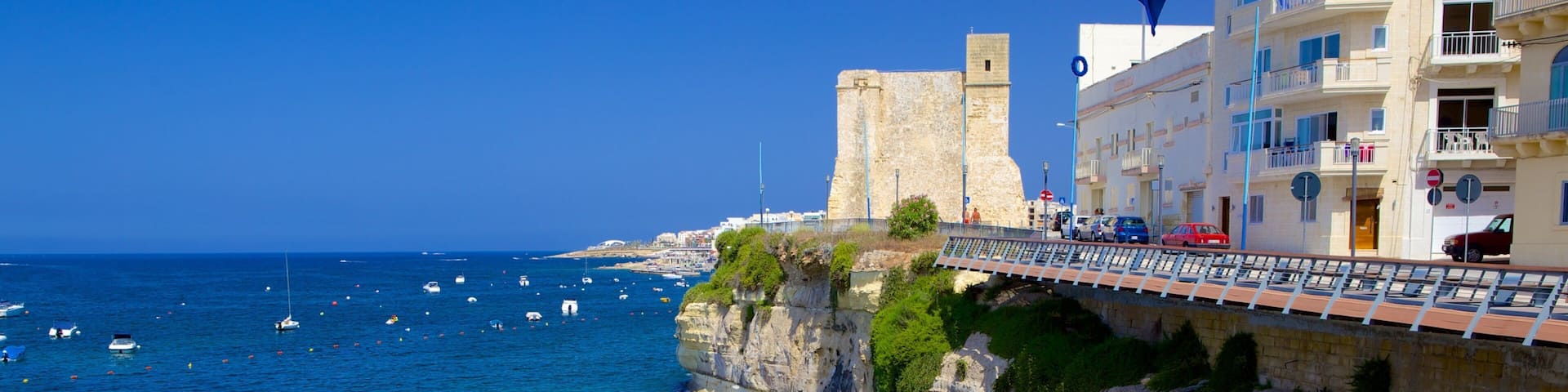 St. Paul\'s Bay mostrando una ciudad costera y costa rocosa