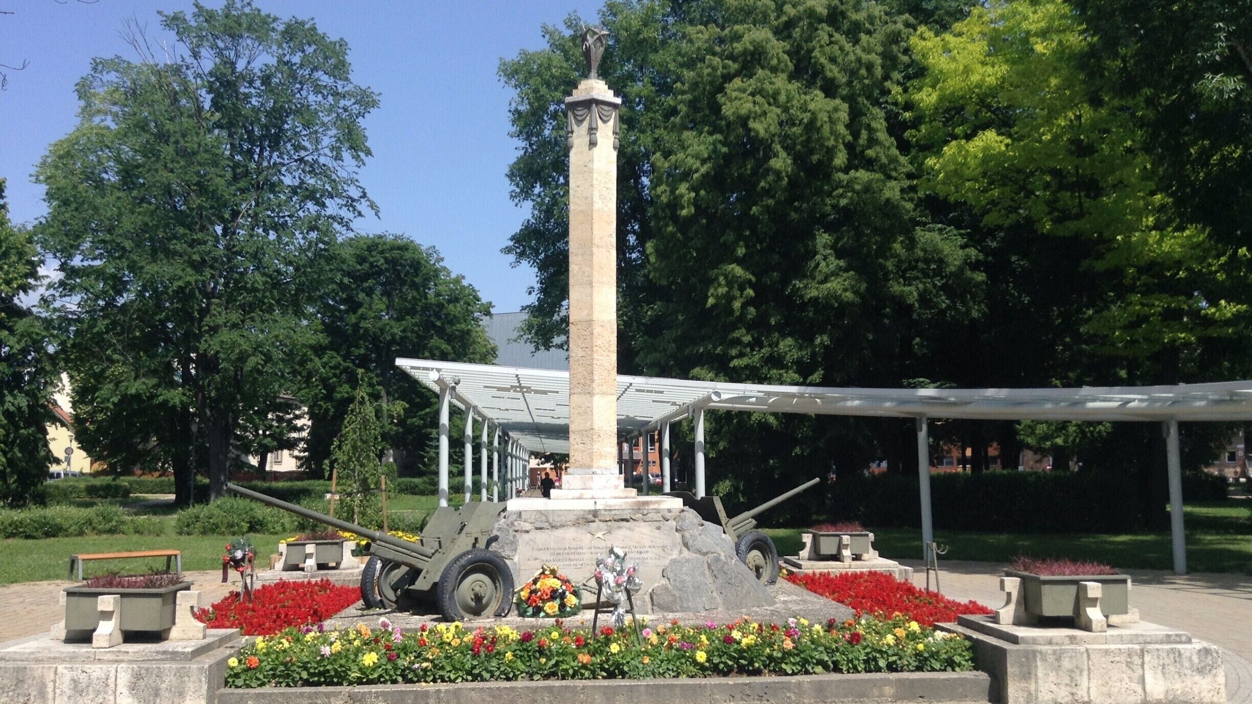 Memorial next to Poprad-Tatry train station marking the liberation of Poprad by the Soviets during WWII.

It's on the main route between the centre of the town and the railway station.

#poprad #tatras