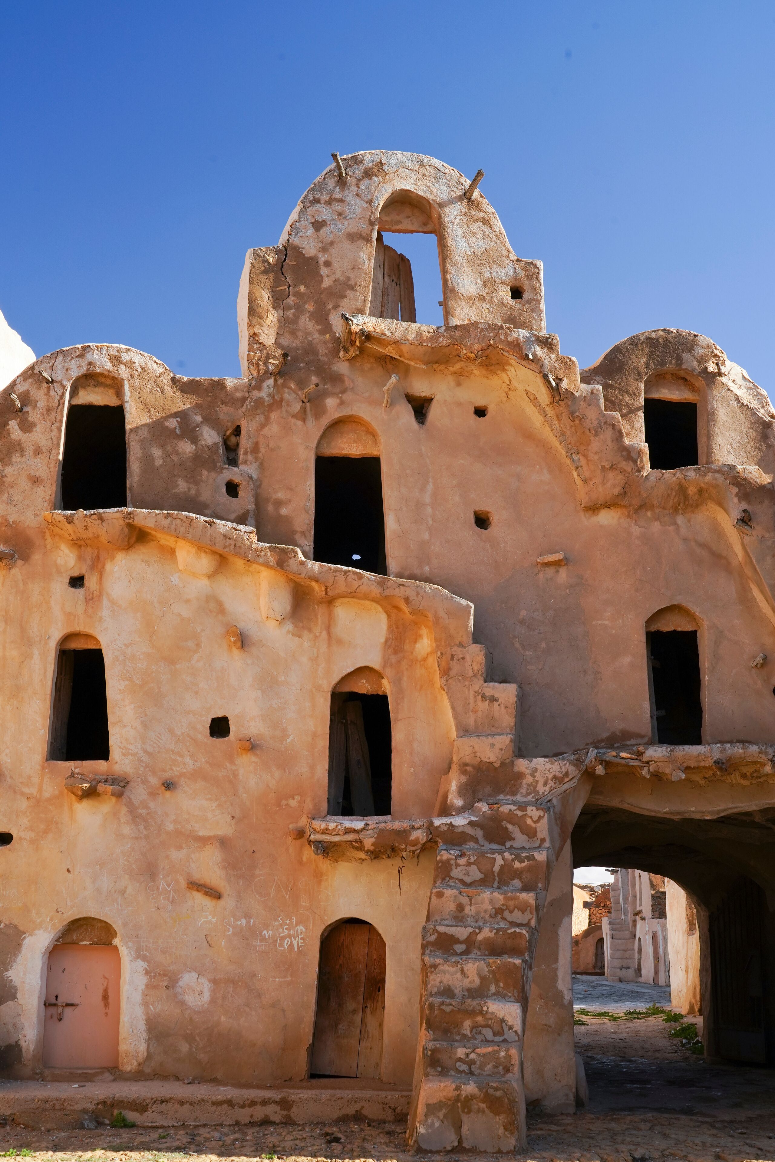 Ksar Ezzahra, tipico villaggio fortificato Berbero composto da granai e abitazioni costruiti all'interno di un muro di cinta difensivo.