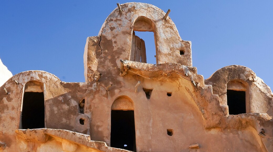 Ksar Ezzahra, tipico villaggio fortificato Berbero composto da granai e abitazioni costruiti all'interno di un muro di cinta difensivo.