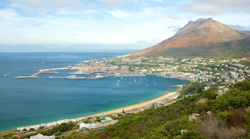Simon\'s Town ofreciendo una localidad costera, montañas y vistas de una costa