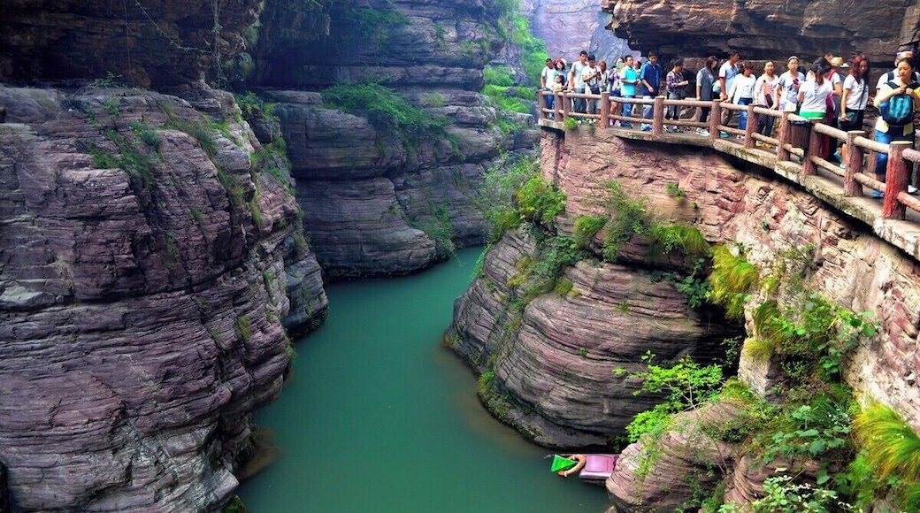 The first Chinese Strange Canyon —— #RedStoneGorge in Henan Province of China.
https://twitter.com/Beautifulgx