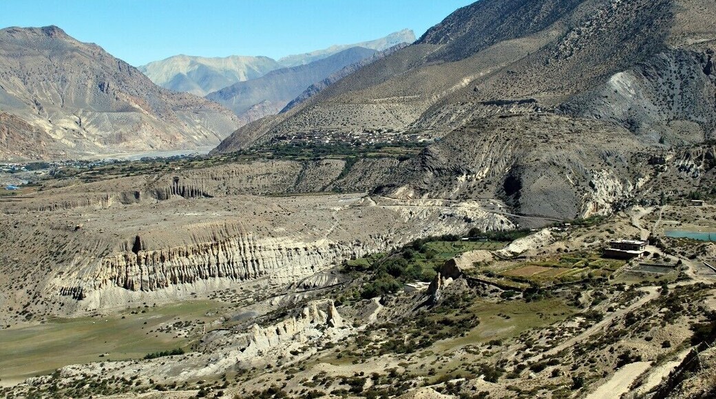 Looking back along our first day trekking route: from the Jomson airport on the left to the little blue lake on the right.
