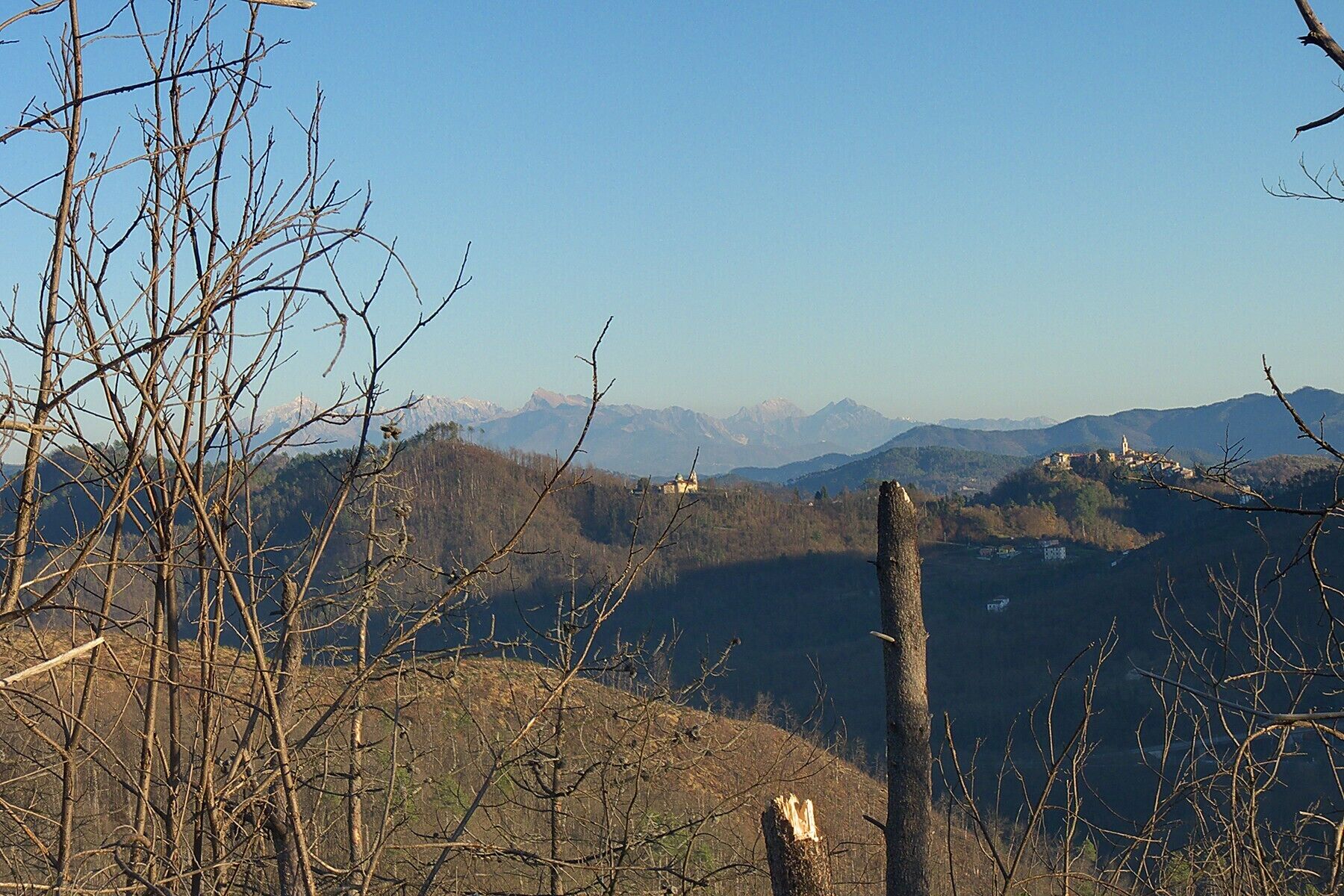 Le Apuane, il santuario di Roverano e L'Ago