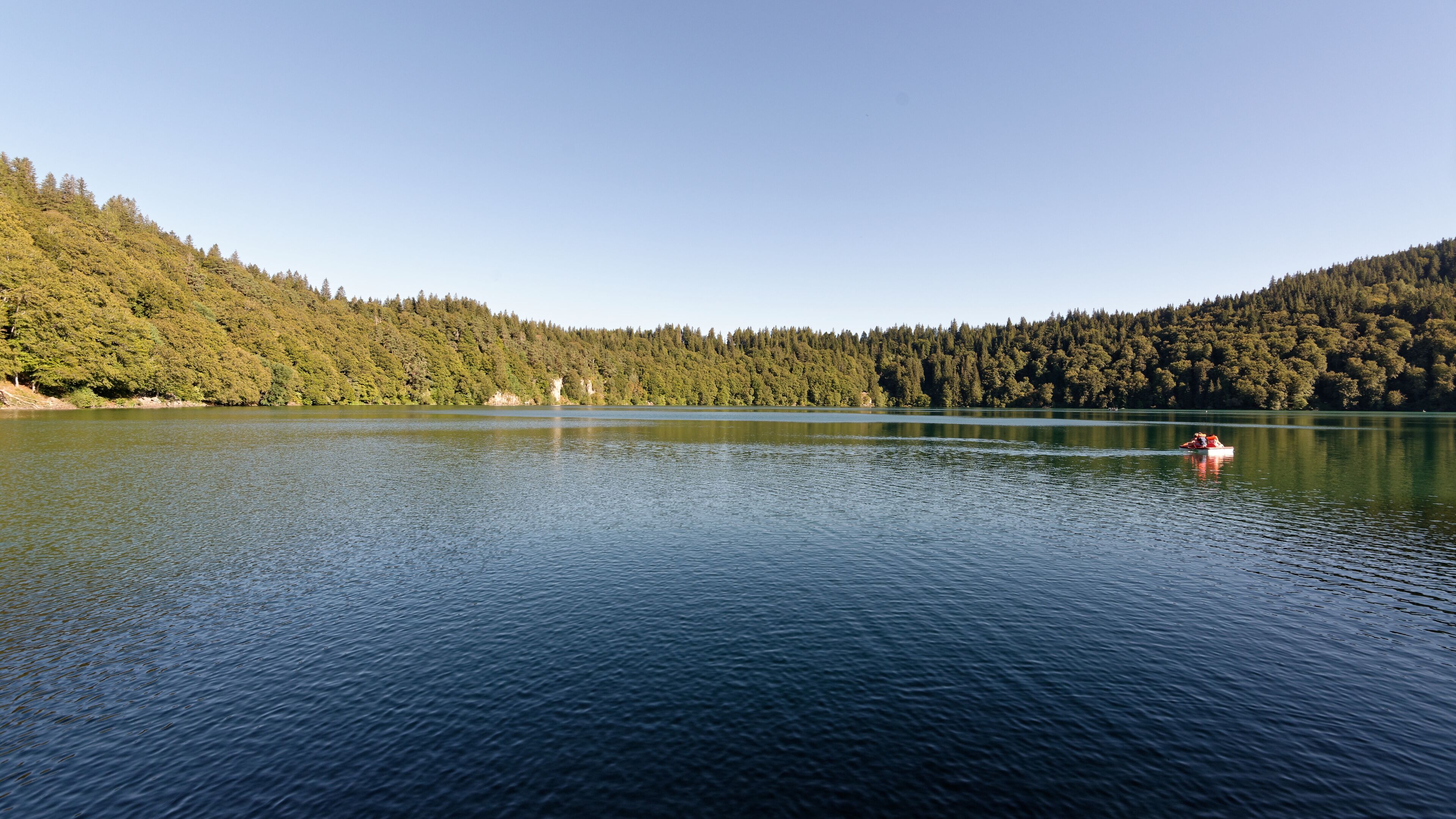 Vue vers le sud du lac Pavin, formé dans le cratère d'un ancien volcan des Monts Dore, Massif Central.