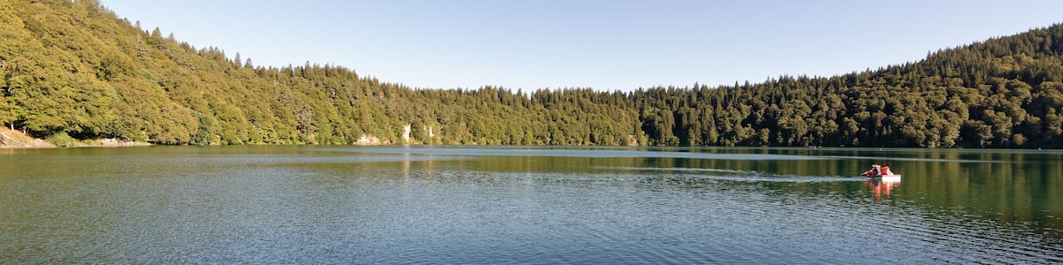 Vue vers le sud du lac Pavin, formé dans le cratère d'un ancien volcan des Monts Dore, Massif Central.