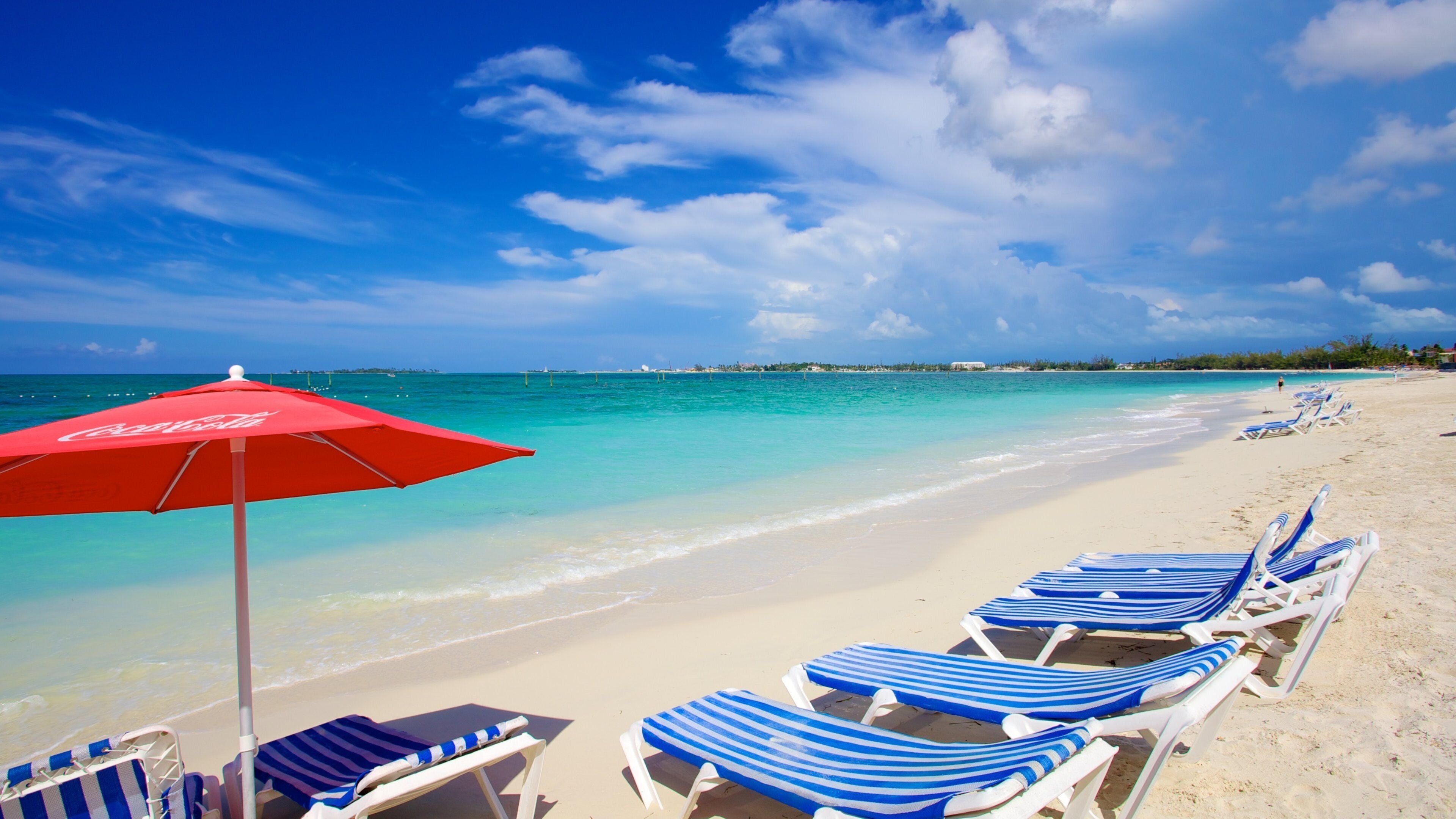 Cable Beach ofreciendo una playa y escenas tropicales