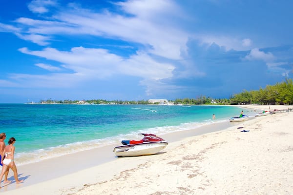 Cable Beach mit einem Jetskifahren, Landschaften und tropische Szenerien
