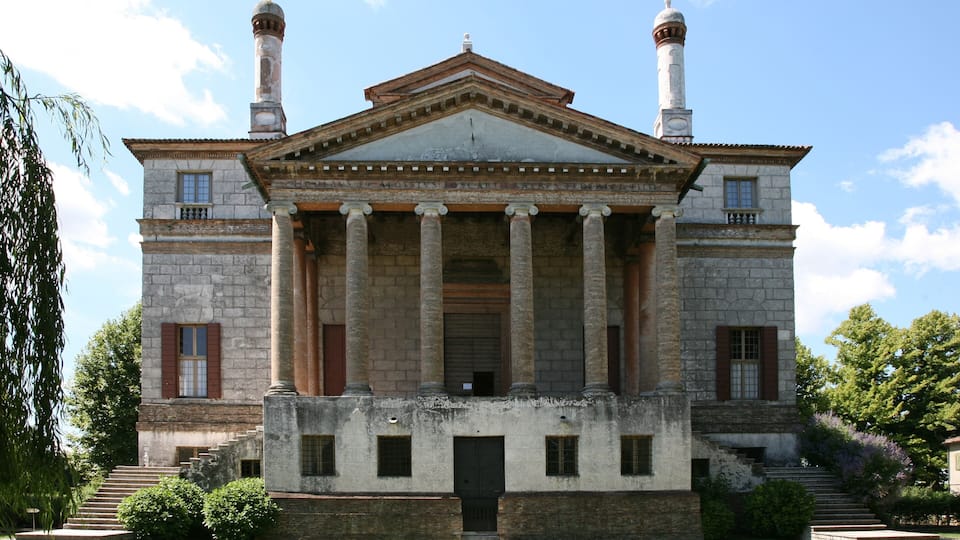 Villa near Venezia. Front toward the canal.